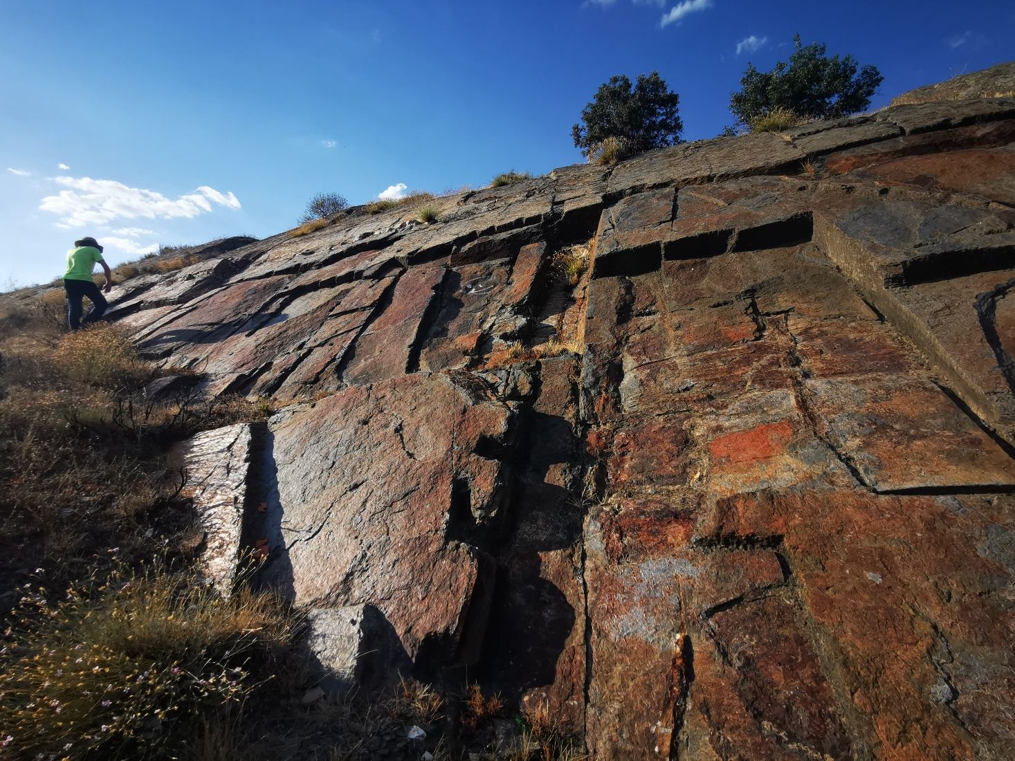 Cantera histórica de Losacio (Zamora): frente de roca con marcas de extracción