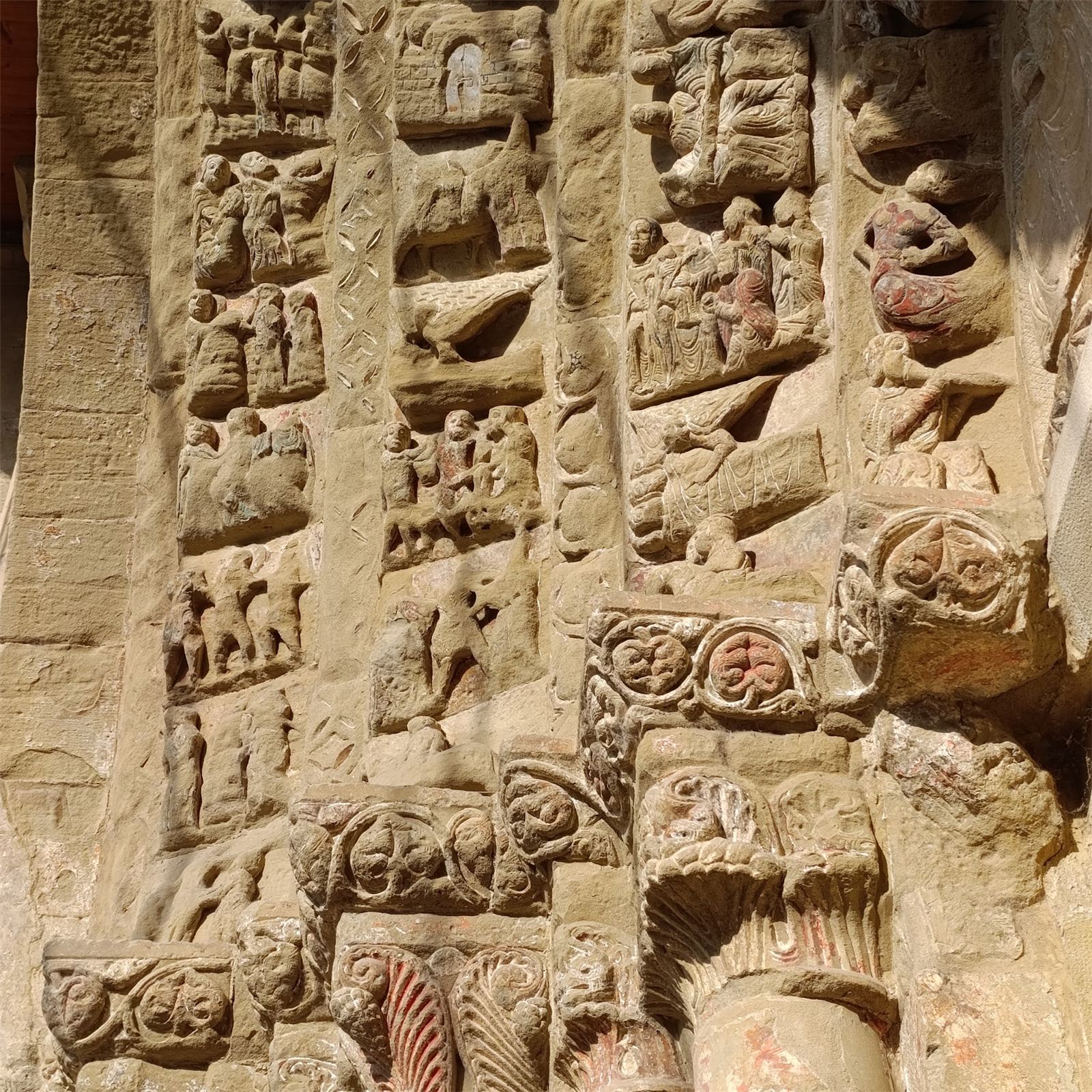 Detalle de la portada románica de San Salvador en Ejea de los Caballeros