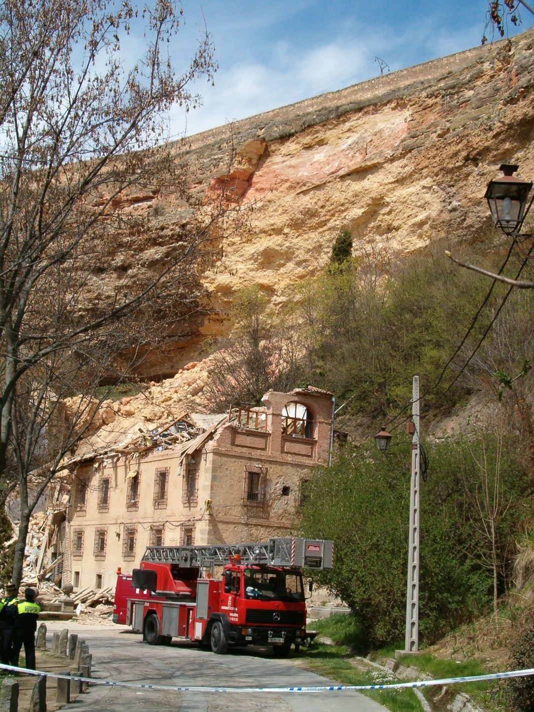 Rocas desprendidas junto al Santuario de la Virgen de la Fuencisla (Segovia)